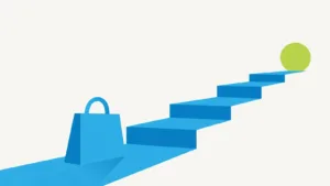 Ondernemer checkt verkoopcijfers op een laptop in een e-commerce magazijn vol verzenddozen