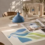 Illustrazione editoriale che rappresenta il salto di GPT-6 Astra: un'interfaccia IA che genera dashboard, codice e mondi 3D in tempo reale