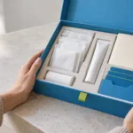 Scatola regalo di fidelizzazione su un bancone di reception in una clinica estetica