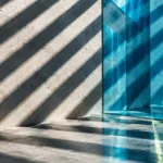 Silhouet van Nederlandse regeringsgebouwen bij schemering, symbool voor politiek vertrouwen en financiële onzekerheid