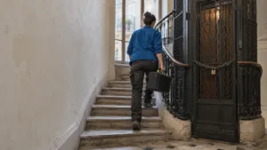 Escalier en colonne dans un immeuble parisien moderne, symbole de la mobilité sociale et de la réussite entrepreneuriale en France.