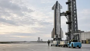 Razzo Starship di SpaceX sulla rampa di lancio all'alba, simbolo della nuova economia dello spazio a basso costo