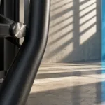 Unternehmer prüft die Qualität einer Fitnessgeräte-Produktion in einer deutschen Werkstatt