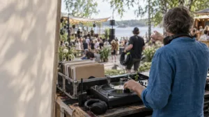 Pozornica ljetnog festivala u suton s publikom, simbol prijelaza od glazbe do poduzetništva.