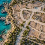 Έλληνας επιχειρηματίας αναλύει οργανικό περιεχόμενο και στατιστικά πωλήσεων σε φορητό υπολογιστή